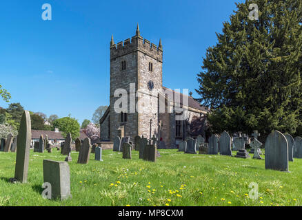 L'église paroissiale de Sainte Trinité, Ashford-dans-l-eau, près de Bakewell, Derbyshire, Angleterre, Royaume-Uni. Banque D'Images