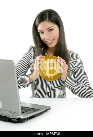 Businesswoman holding Bitcoin cryptocurrency en mains à l'ordinateur Banque D'Images