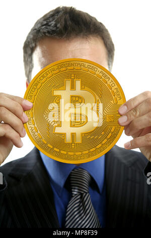 Businessman holding devise Bitcoin dans les mains sur fond blanc Banque D'Images