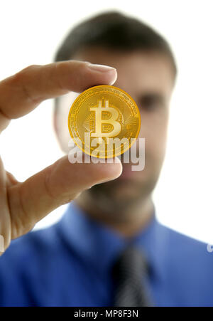 Businessman holding devise Bitcoin dans les mains sur fond blanc Banque D'Images