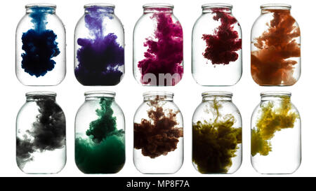 Dans l'eau tourbillonnante de peinture. La fumée colorée dans un pot en verre Banque D'Images