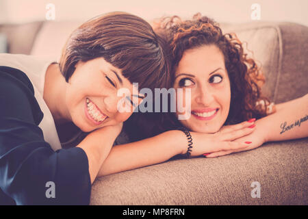 Beau temps et bonheur avec rire et sourire pour deux amis caucasiens fixer ensemble sur le canapé à la maison. L'amitié pour l'intérieur concept photo w Banque D'Images