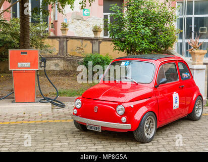 Une Fiat 500 rouge vintage classique Cagliari, Sardaigne, Italie Banque D'Images