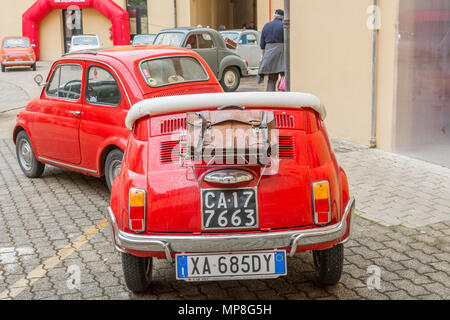 FIAT 500 vintage rouge avec une remorque sur mesure , Cagliari, Sardaigne, Italie. Banque D'Images