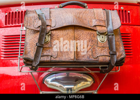 Valise vintage de la Fiat 500 vintage personnalisé panier - détail d'une Fiat 500 rouge vintage classique Cagliari, Sardaigne, Italie. Banque D'Images