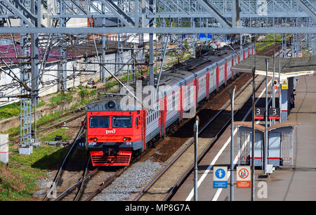 Skhodnya, Russie - Mai 09. 2018. train de RZD arrive à la gare Banque D'Images