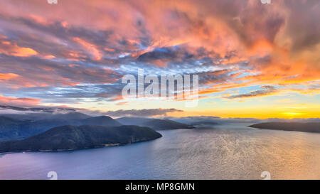 Vue aérienne de fjords norvégiens au coucher du soleil à midfjord près de Molde Norvège Banque D'Images