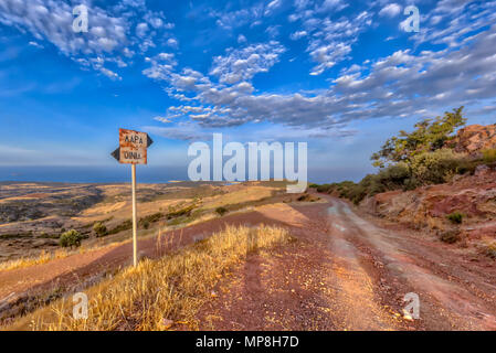 Direction route de montagne avec vue sur la mer sur l'île de Chypre. Le paysage méditerranéen a chaud climat semi-aride avec BSh type sec correspondant su Banque D'Images