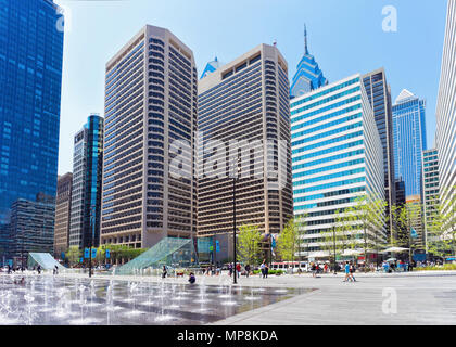 Philadelphie, USA - 4 mai 2015 : la place de Penn et fontaine de la rue et les toits de gratte-ciel. Les touristes sur la place, à Philadelphie. New York, USA. Banque D'Images