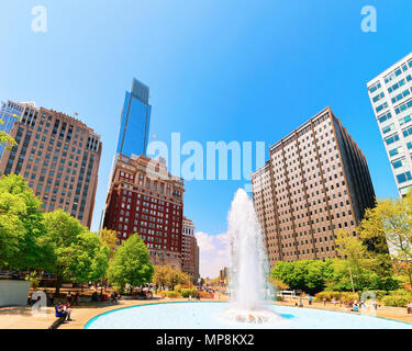 Philadelphie, USA - 4 mai 2015 : Fontaine en amour Park dans le centre-ville de Philadelphie, Pennsylvanie, USA. Les touristes dans le parc. Banque D'Images