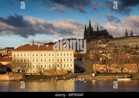 Tôt le matin après une nuit avec une pluie nuages colorés. Vue sur le château, les maisons autour. Vltava avec cygnes dans l'avant-plan. Prague, République tchèque r Banque D'Images