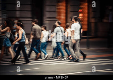 Budapest, BD - avril 2018. Les personnes qui traversent la route dans le centre-ville de Budapest Banque D'Images