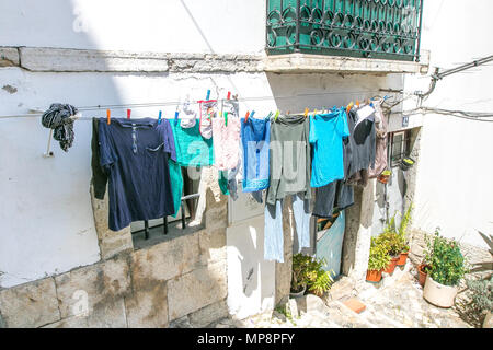 Du linge propre est en train de sécher dehors. Lisbonne, Portugal. Banque D'Images