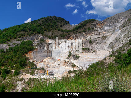 CARRARA, ITALIE - 20 mai 2108 : les carrières de marbre dans les Alpes Apuanes près de Carrara, Massa Carrara (Italie). Vue générale. Banque D'Images