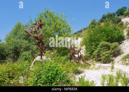 CARRARA, ITALIE - 20 mai 2108 : les carrières de marbre dans les Alpes Apuanes près de Carrara, Massa Carrara (Italie). Équipements obsolètes. Banque D'Images