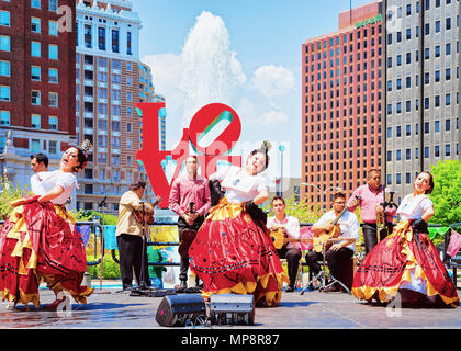 Philadelphie, USA - 4 mai 2015 : Les danseurs au festival de musique dans le parc de l'amour à Philadelphie, Pennsylvanie, USA. Banque D'Images