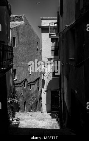 L'allée magnifique vieille ville de Castelsardo Sardaigne - Italie - en noir et blanc Banque D'Images