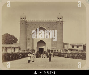 Русский. ханство Кокандское : Ворота ханского Коканде дворца в городе. - Солдаты снаружи Вид армии кокандского хана стоят входом перед English : khanat de Kokand. Porte du palais de Kokand dans la ville de Kokand. Vue extérieure, avec des soldats de l'armée du khan de Kokand se tenant devant l'entrée, l'Anglais : khanat de Kokand. Porte du Palais de Kokand dans la ville de Kokand. Vue extérieure, avec des soldats de l'Armée du Khan de Kokand debout à l'extérieur de l'entrée : 浩罕汗国。中文。浩罕城浩罕宫殿大门 外景，浩罕汗军队的士兵在宫殿入口外把守 Português : Canato de Kokand. Portão do Palácio de Kokand na Cidade de Kokand. Vista sol com externe, Banque D'Images