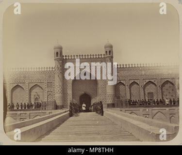 Русский. ханство Кокандское : Город. Коканд Дворец Сеид Худояр хана-les. Солдататы кокандского хана стоят армии перед входом стоит, в центре русский офицер Français : khanat de Kokand. Ville de Kokand. Palais de dit Khudoyar Khan, avec des soldats de l'armée du khan de Kokand se tenant devant l'entrée et un officier russe au centre English : khanat de Kokand. Ville de Kokand. Palais de dit Khudoyar Khan, avec des soldats de l'Armée du Khan de Kokand debout à l'extérieur de l'entrée, et un officier russe au centre : 浩罕汗国 浩罕城。中文。赛义德 胡达伊尔汗的宫殿，浩罕汗军队的士兵在宫殿入口外把守，·一名俄国军官站在中间 Português : Canato de Kokand. Banque D'Images