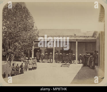 Русский. ханство Кокандское : Торжественный ханском дворце прием в в городе Ассаке Français : khanat de Kokand. Réception solennelle à la cour du khan dans la ville d'Assak English : khanat de Kokand. La réception solennelle dans la cour du Khan à Assak 浩罕汗国 阿萨克城浩罕汗宫廷隆重的招待会。 : 中文 Português : Canato de Kokand. Réception solene na corte do khan em : خانات خوقند Assak العربية. مهيب بلاط الخان استقبال pour enfant pour enfant أساك Español : Kanato de Kokand. Recepción solemne en la Corte del kan, en Assak . Русский : Эта фотография входит этнографическую «Туркестанского часть в" всестороннего альбома - исследования Центральной Азии, Banque D'Images