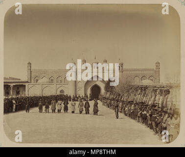 Русский. ханство Кокандское : Ворота ханского Коканде дворца в городе. Солдаты кокандского хана стоят армии во внутреннем дворе дворца English : khanat de Kokand. Porte du palais de Kokand dans la ville de Kokand. Soldats de l'armée du khan de Kokand dans la cour intérieure du palais Anglais : khanat de Kokand. Porte du Palais de Kokand dans la ville de Kokand. Les soldats de l'Armée du Khan de Kokand debout dans la cour intérieure de l'浩罕汗国。Palais 中文 : 浩罕城浩罕宫殿大门 守卫在宫殿内部庭院中的浩罕汗军队士兵。Português : Canato de Kokand. Portão do Palácio de Kokand na Cidade de Kokand. Soldados n n'exército khan de Kokand em Banque D'Images