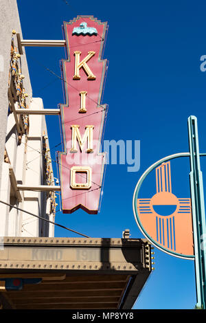 Albuquerque, Nouveau Mexique, USA - Le 14 avril 2018 : signe au-dessus de l'historique Kimo Theatre au niveau central et 5e sur la Route 66, Centre-ville d'Albuquerque, Nouveau Mexique. Banque D'Images