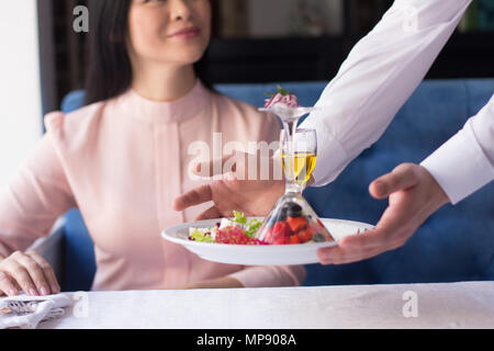Businesswoman having lunch dans un restaurant de luxe Banque D'Images