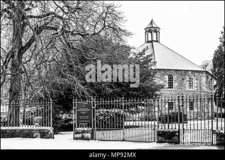 Le noir et blanc neige scène avec église Kelso en Ecosse Banque D'Images