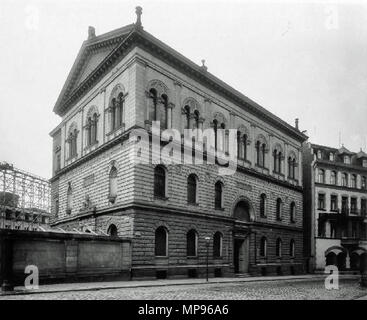 . Deutsch : Das Logenhaus der Freimaurerloge Minerva zu den drei Palmen dans Leipzig, Schulstraße 1, nach dem Neuaufbau 1884-1886 von Max Bösenberg, im Hintergrund die Gerüste für das Neue Rathaus . après 1901. Hermann Walter (1838-1909) 817 1901 nach Leipzig Minerva Logenhaus Banque D'Images