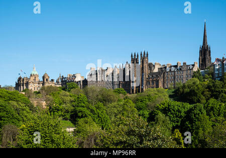 Des toits de la vieille ville d'Edimbourg à travers les jardins de Princes Street vers le nouveau Collège de l'université d'Édimbourg, Écosse, Royaume-Uni, United Kin Banque D'Images