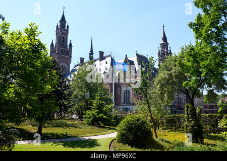 Vue sur le Palais de la Paix à La Haye avec le jardin en face du Palais de la paix et le drapeau de l'ONU (Organisation des Nations Unies). Banque D'Images