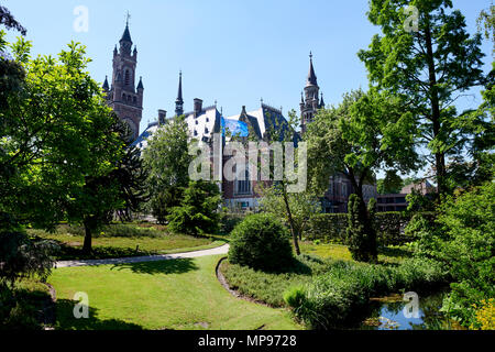 Vue sur le Palais de la Paix à La Haye avec le jardin en face du Palais de la paix et le drapeau de l'ONU (Organisation des Nations Unies). Banque D'Images