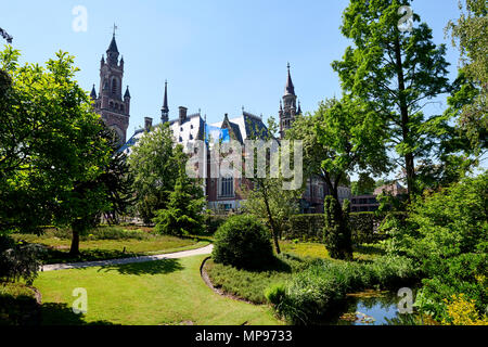 Vue sur le Palais de la Paix à La Haye avec le jardin en face du Palais de la paix et le drapeau de l'ONU (Organisation des Nations Unies). Banque D'Images