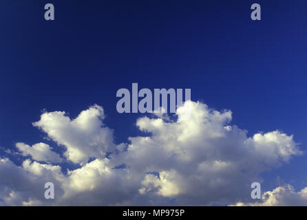 Historique 1988 PUFFY WHITE LA FORMATION DE NUAGES CIEL BLEU CLAIR Banque D'Images