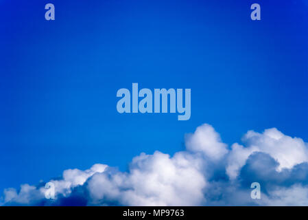 1988 PUFFY HISTORIQUE FORMATION NUAGE BLANC SUR CIEL BLEU CLAIR Banque D'Images