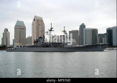 La Marine américaine de classe Ticonderoga croiseur lance-missiles USS Lake Erie transite par la baie de San Diego, le 5 septembre 2014 à San Diego, Californie. (Photo de Donnie W. Ryan par Planetpix) Banque D'Images