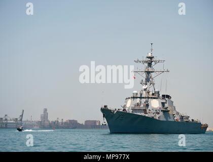 La Marine américaine de la classe Arleigh Burke destroyer lance-missiles USS Mahan quitte la la base navale américaine de Bahreïn le 15 septembre 2014 à Manama, Bahreïn. (Photo de Steve Smith par Planetpix) Banque D'Images