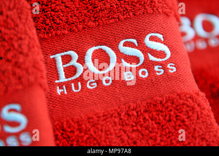 Hugo Boss cousu Logo sur les serviettes rouge Banque D'Images