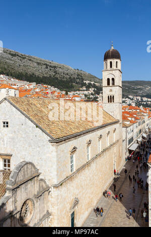 L'Église Franciscaine et monastère sur le Stradun, (rue principale) et toits de la vieille ville, Dubrovnik, Croatie. Banque D'Images