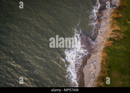 Vue aérienne de les vagues se briser sur la plage rocheuse au sud du Pays de Galles, Ogmore Banque D'Images