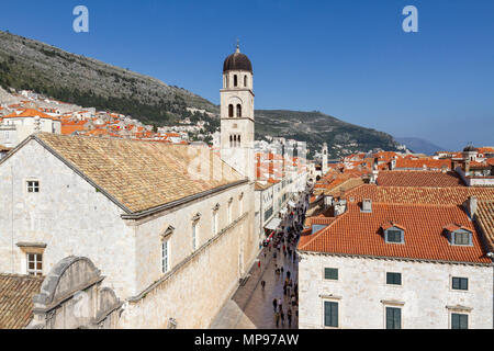 L'Église Franciscaine et monastère sur le Stradun, (rue principale) et toits de la vieille ville, Dubrovnik, Croatie. Banque D'Images