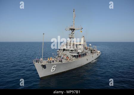 La Marine américaine de la classe Avenger lutte contre le USS Devastator cuit en cours le 6 novembre 2014 dans le golfe d'Oman. (Photo par Ace Rhéaume par Planetpix) Banque D'Images