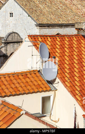 Antennes satellites modernes sur les toits historiques dans la vieille ville, Dubrovnik, Croatie. Banque D'Images