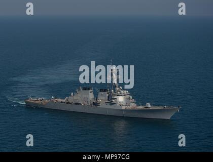 La Marine américaine de la classe Arleigh Burke destroyer lance-missiles USS Mahan cuit en cours le 9 décembre 2014 dans la région du Golfe. (Photo de Joan E. Jennings par Planetpix) Banque D'Images