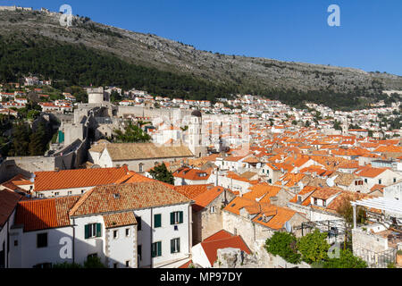 Vue depuis les remparts de la ville sur la vieille ville de Dubrovnik, Croatie. Banque D'Images