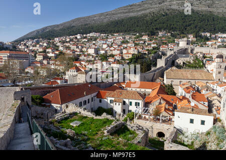 Vue depuis les remparts de la ville sur la vieille ville de Dubrovnik, Croatie. Banque D'Images