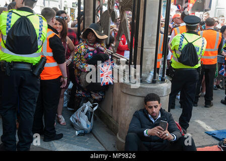 Duc et duchesse de Sussex mariage royal Prince Harry Meghan Markle 19 mai 2018 les gens dans la foule ne peuvent pas se rendre au centre de Windsor, barrière de sécurité trop de gens.2018 HOMER SYKES Banque D'Images