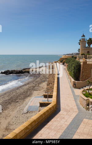 Chemin de la côte et le phare de Roquetas del Mar Costa de Almería, Andalousie Espagne Banque D'Images