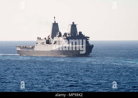 La Marine américaine San Antonio-classe de transport amphibie USS station d'effluves de Somerset en cours le 8 septembre 2016 dans l'océan Pacifique. (Photo par Abby Rader par Planetpix) Banque D'Images