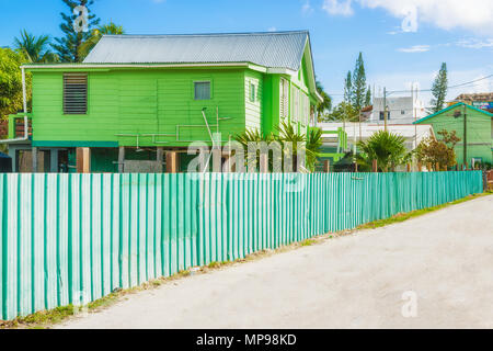 Vue sur les maisons à Caye Caulker. C'est une petite île près de Ambergris Caye, Belize. Banque D'Images